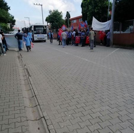 Maaşlarına iyileştirme istediler, işten çıkarılınca ayaklandılar